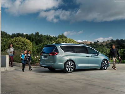 Chrysler Pacifica 2017 Poster 1249408