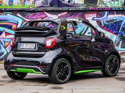 Smart fortwo Cabrio electric drive 2017 tote bag