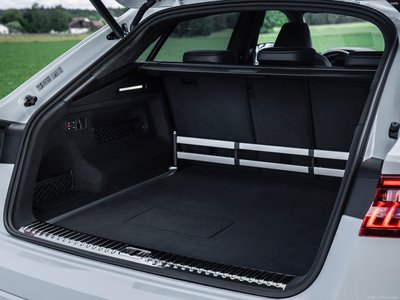 Audi Q8 TFSI e quattro 2021 pillow