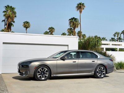 BMW i7 xDrive60 [US] 2023 canvas poster