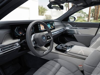 BMW i7 xDrive60 [US] 2023 metal framed poster