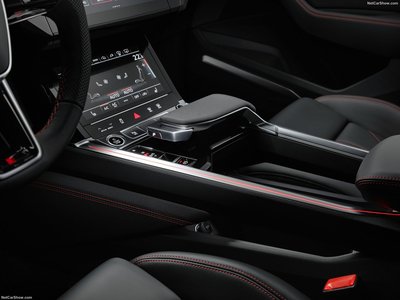 Audi Q8 e-tron quattro 2024 Poster 1538571