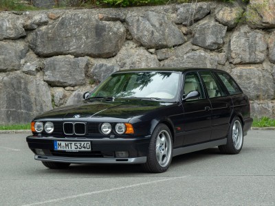 BMW M5 Touring 1992 tote bag