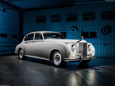 Rolls-Royce Silver Cloud II Paramount by Ringbrothers 1961 pillow