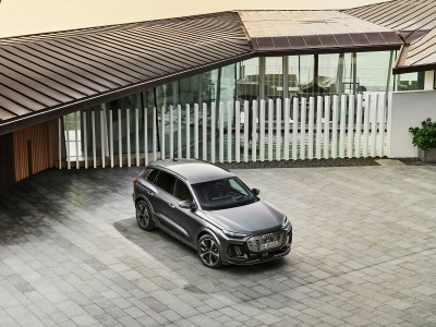 Audi SQ6 e-tron 2025 tote bag