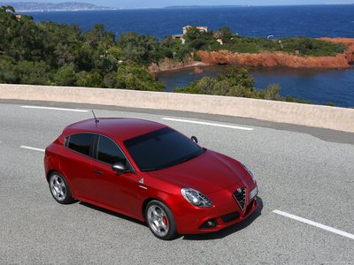 Alfa Romeo Giulietta Quadrifoglio Verde 2014 mouse pad