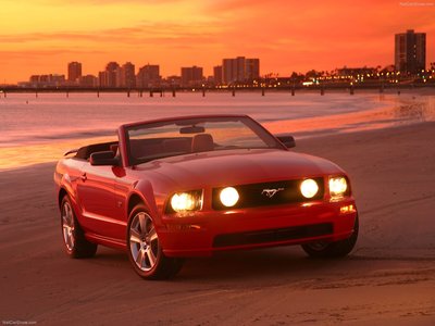 Ford Mustang GT Convertible 2005 mouse pad