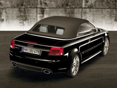 Audi RS 4 Cabriolet 2006 mouse pad