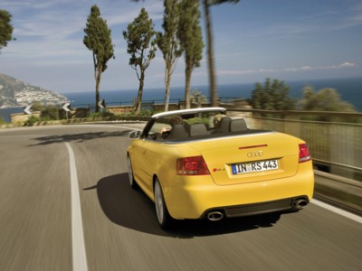 Audi RS 4 Cabriolet 2006 Mouse Pad 533804