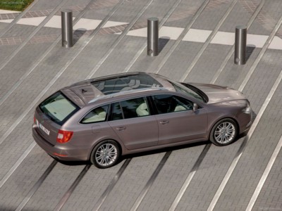 Skoda Superb Combi 2010 puzzle 604147