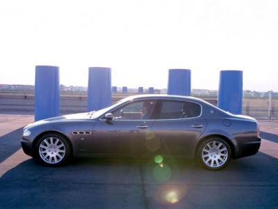 Maserati Quattroporte 2004 Poster 613564