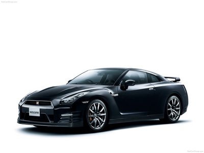 Nissan GT-R 2011 Poster 685470